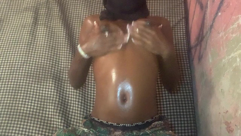 BrownGurl234: ホットで小柄なティーン、Blackgurl234がトゥワークダンスでカメラをからかう
