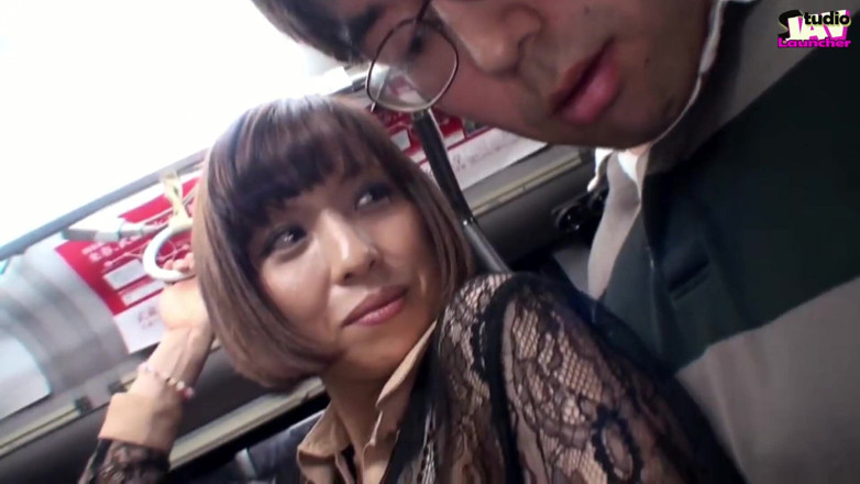 Studio JAV Launcher: 꽉 찬 버스에서 긴장감 넘치는 플레이를 즐기는 유혹하는 마누라