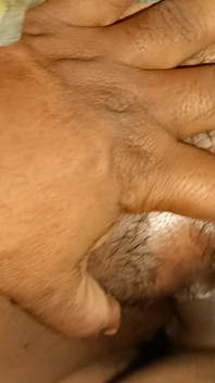 Una moglie indiana indiana in un video domestico con leccate di figa e sborrate compilazione