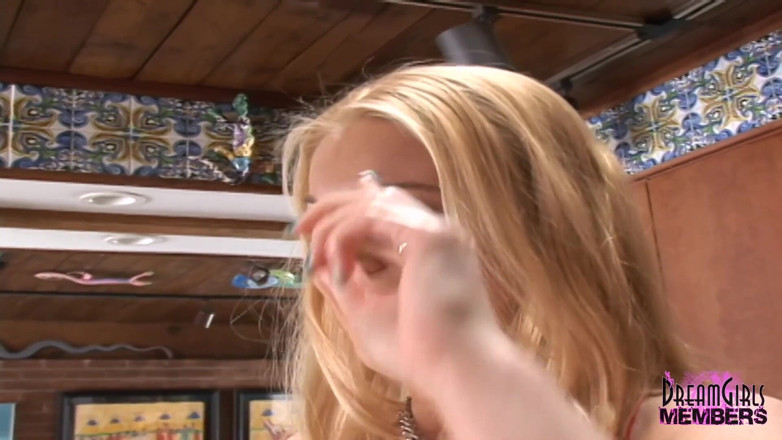 Dream Girls: Hollie Stevens pracuje nad swoją cipką