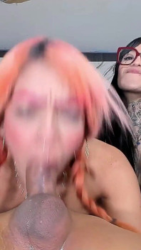 Vollbusige rothaarige schlampe gibt ihrer freundin einen harten blowjob