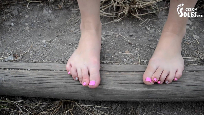 Czech Soles - foot fetish content: 공원에서 괴롭히는 Barefeet