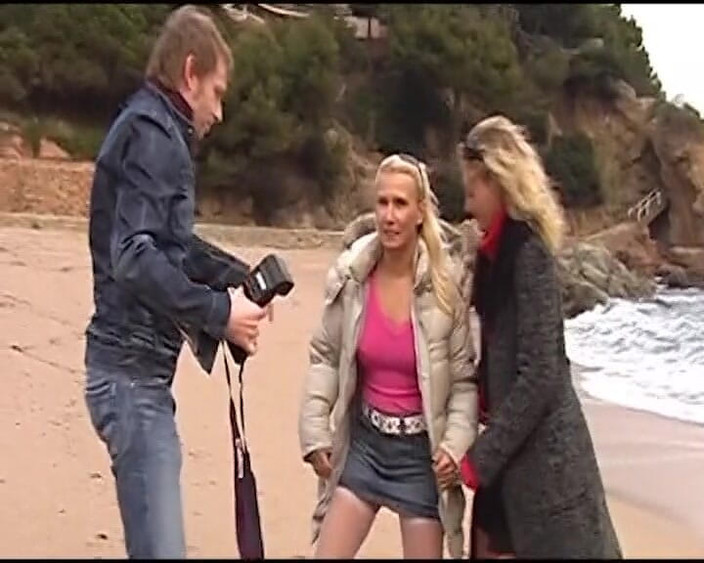 Deutsche XXX Filme: Perfect Blonde German Sluts Sharing Dick in Outdoor Threesome