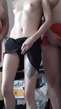 좋은 자위를 하기 위해 대학을 건너뛰는 핫한 갈색 머리 학생 3명