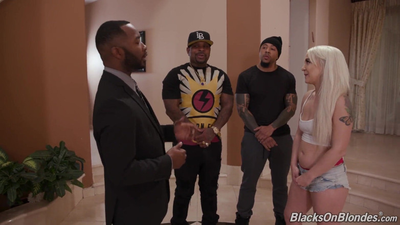 Blacks On Blondes: Bella Jane nhỏ nhắn thử chơi tập thể qua đường lỗ...