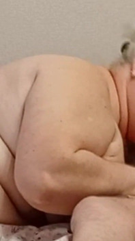 Jiran memberikan saya blowjob dan membantu saya memancut mani