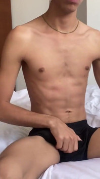 Isak le mec à la bite énorme s’excite et l’encule