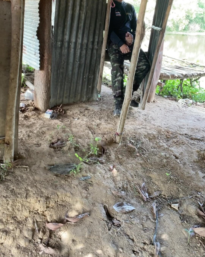 Hiroshi_cr: Il militare si masturba mentre fuma