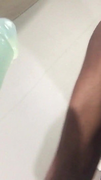 Un enorme dildo scopato in profondità nel culo | angolo 5of7