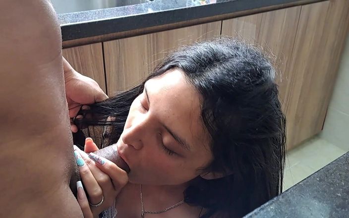 MILF Brandy: Mi hermanastra chupa mi polla en la cocina