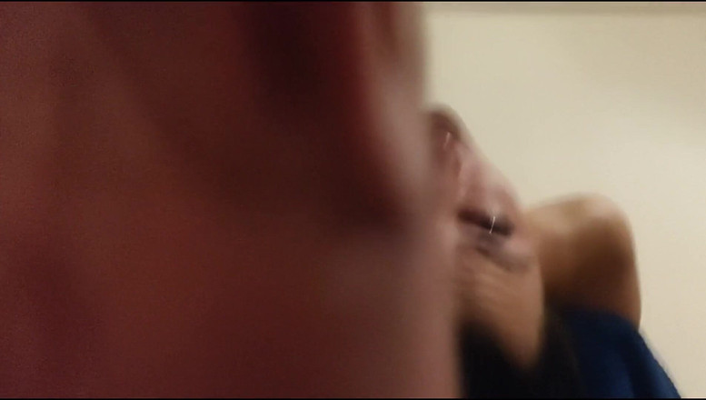 Hard O: Orta yaşlı seksi kadın gırtlağına kadar alıyor