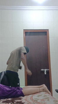 Didi a Fost Dusă La Hotel Și a Făcut Un Masaj, Apoi S-a Uitat La Corpul Fierbinte.