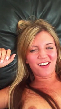 Sexig blond college mager tonåring knullas hårt av tjock svart kuk