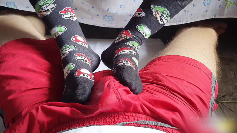 College-couple: นวดควยผ่านกางเกงขาสั้น แตกในเสื้อผ้า ฟุตจ็อบ ถุงเท้าเล่นควย