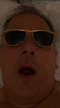 POV nacktes wichsen im bett Mit Sonnenbrille und gucken