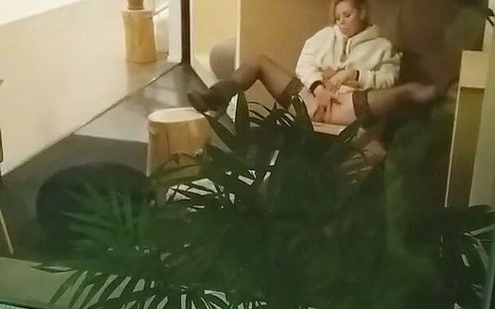 Bunny Production: Děvka manželka Piia masturbuje v hotelové hale