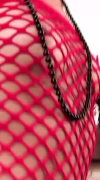 Perizoma in lattice, culo grosso, tette piccole... questa ragazza si farà scopare il culo
