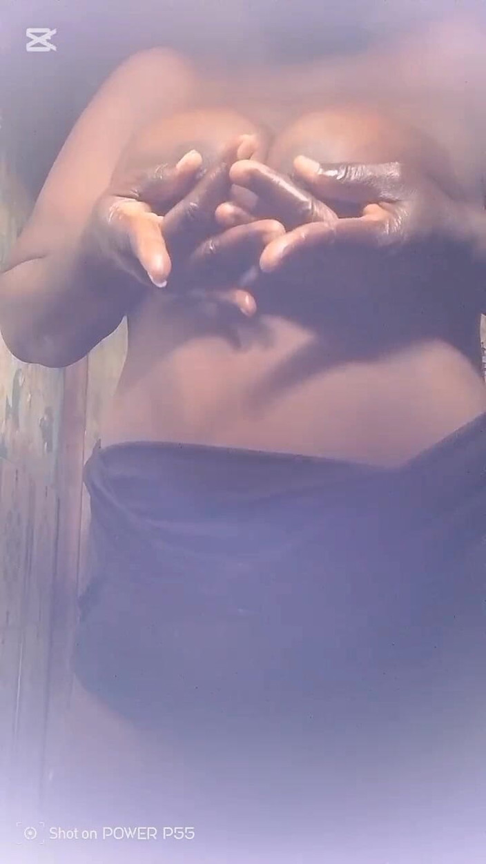 Londiq girls: Ibu tiriku pamer toketnya sama aku sambil aku tonton