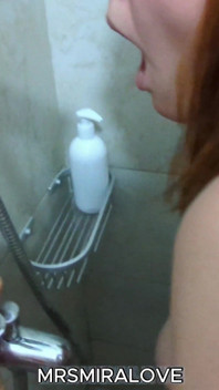 Flirtez cu o fată pe plajă... Mă duce la băi să mă fut