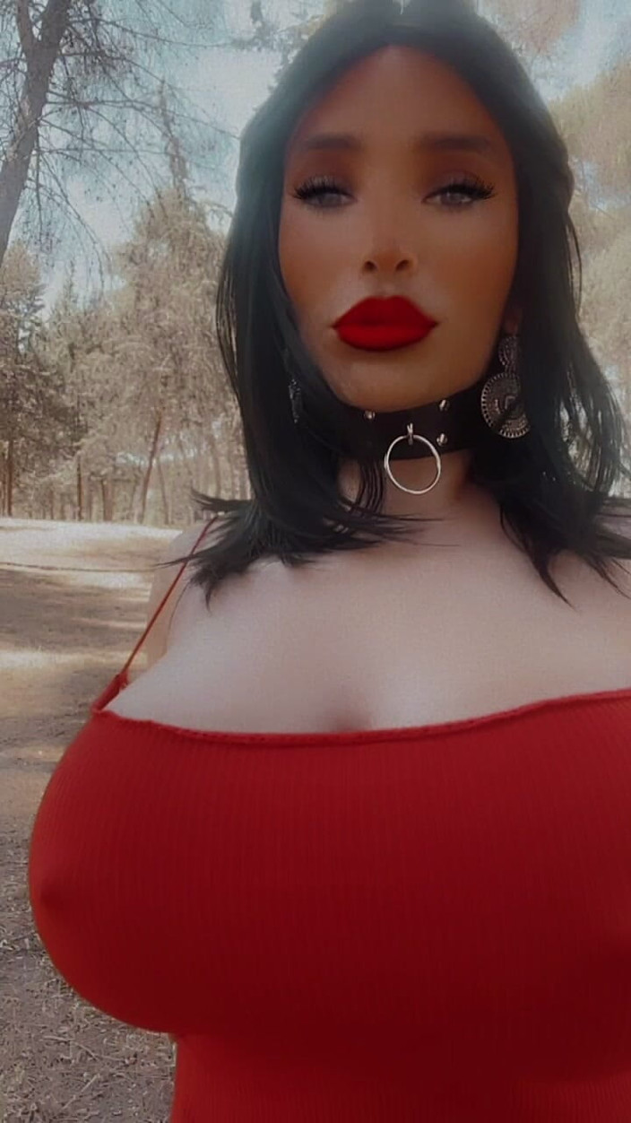 Sissy Slut Brianna: Chceš, aby mi vyndali prsa? Tak ať už má pusa...