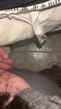 Menina Rabuda Agarra Pau De Estranho