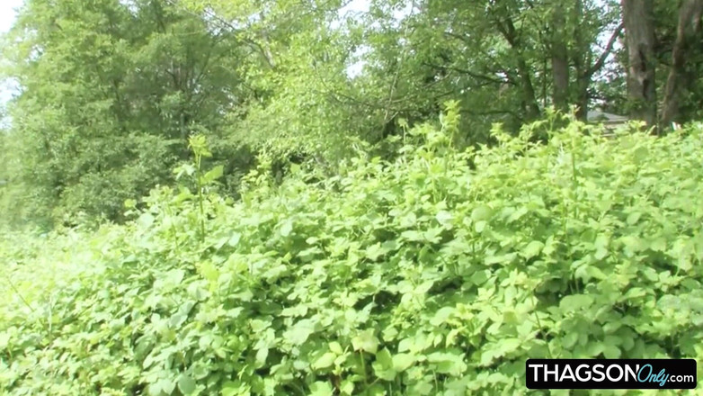 THAGSON ONLY: Si rambut coklat panas dengan tetek besar dihisap teteknya