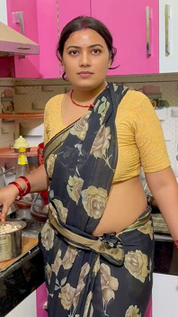 Mi encantadora madrastra estaba cocinando en la cocina, el padrastro fue a la oficina y luego la madrastra quiere follar