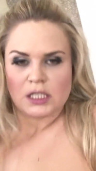 Barra Brass se fait pénétrer dans un gangbang interracial avec double pénétration pour profiter du sperme