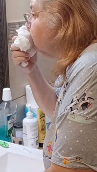 Lava le mie mutandine bianche della nonna per il cliente!