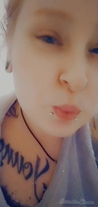 Estrella Steam: La ragazza con i piercing si fuma una sigaretta
