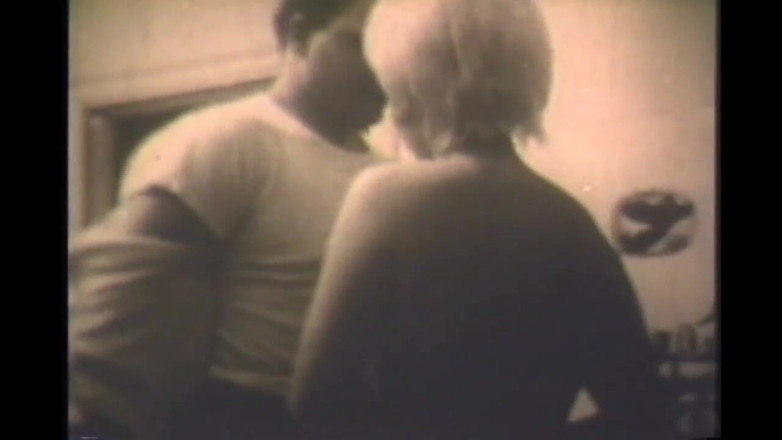 Vintage megastore: Harige meiden geneukt en ondergespoten in vintage swingers groepseks (volledige film)
