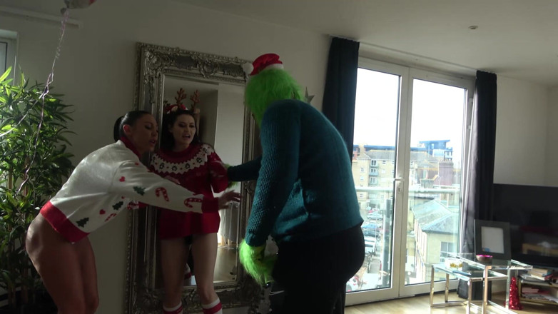Latina Fetish: Jamie dan mila's Merry Mayhem: the Grinch Ruins Christmas, Biarkan...