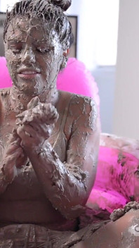 Adriana Chechik em banho de lama sexual