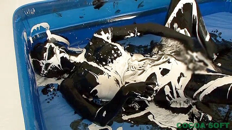 Cocoa Soft: Awek Asia yang dilukis hitam melancap dengan alat penggetar dan...