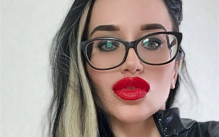 Julia domaina: Trang phục da, đồ chơi, môi đỏ và móng tay dài màu đỏ