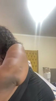Awek montel hitam bermain tetek