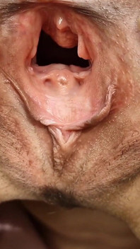 Chatte béante à poil et pisse