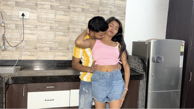 BoldkaAdda: Poté, co máma a táta šli ven, dívka zavolala svému příteli...