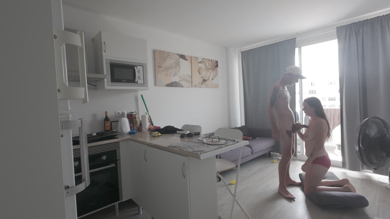 SkinnyWithAHugeDick: Jak poszedłem od sprzątania domu do cum w ustach