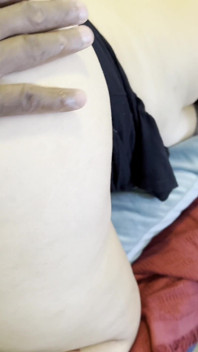 O femeie căsătorită cu o dorință arzătoare face sex cu alți bărbați în timp ce soțul ei este prezent