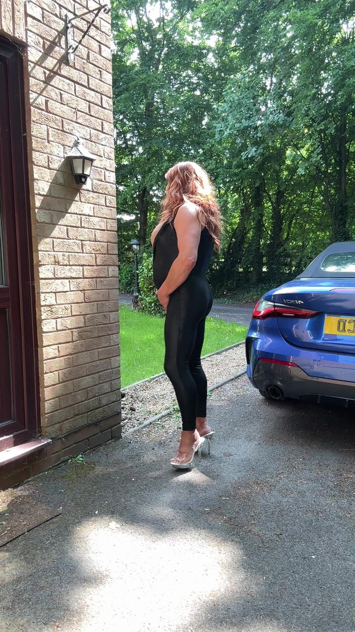 Kellycd2022: Sexig crossdresser Kellycd2022 i svart pvc catsuit och klackar