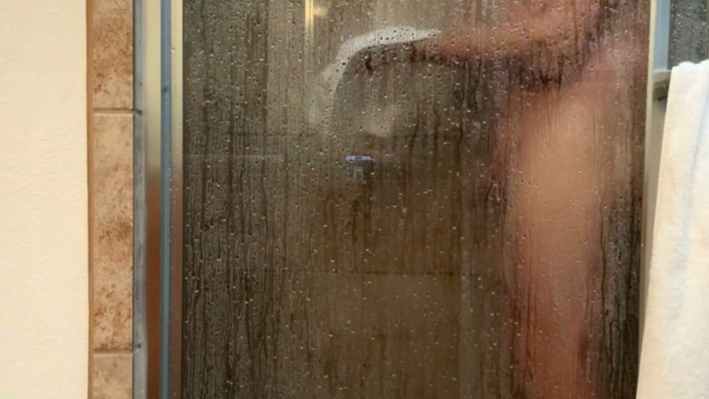 Croonerlooker: Sissy Showering