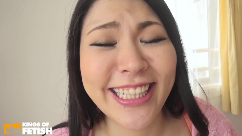 Pure Japanese adult video ( JAV): Busty Japonka wieje nieśmiałego faceta wielkim kutasem na kanapie