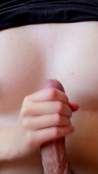 Branlette en POV avec éjaculation dé désordre sur mes seins