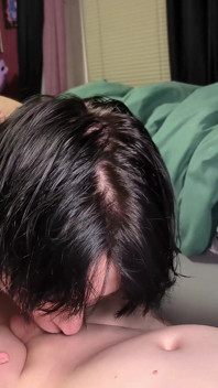 Awek goth memberikan blowjob yang cantik, handjob dan buah dada sehingga dipancut ke dalam pepek