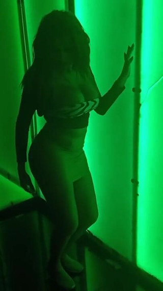 Barbietransxxxx: Tranny show the ass in bar
