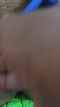 Sexy holka si holí kundičku a pak mi to nechá cítit