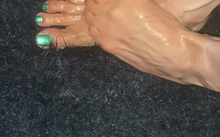 Naelor: Melove 2 Tone Nail Polish Small Feet Getting Oiled