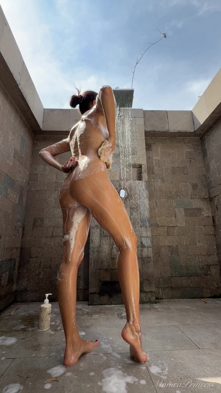 Princess Monica: Ducha desnuda bajo el cielo abierto, cuidado después del baño