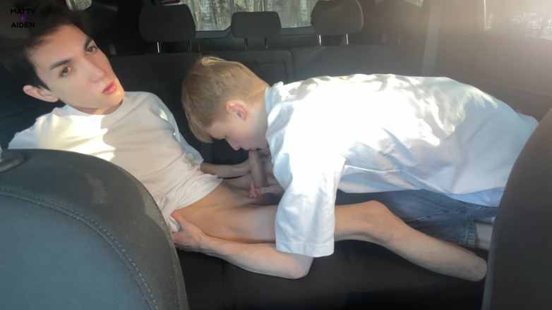 Matty And Aiden: Twinks matty và aiden vui vẻ trên mặt sau của...